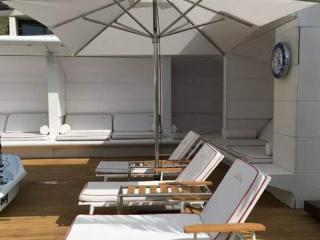 Transats confort avec logo et parasols robustes made in France Monaco