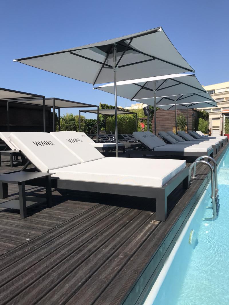 Aménagement de bord de piscine hôtel et restaurant avec parasols haut de gamme et bed outdoor de luxe - Mousses Etoiles 