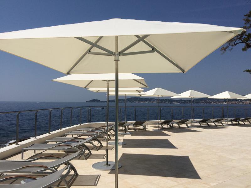 Parasols professionnels - terrasse de restaurant - bord de mer - Mousses Etoiles - Equipement Made in France