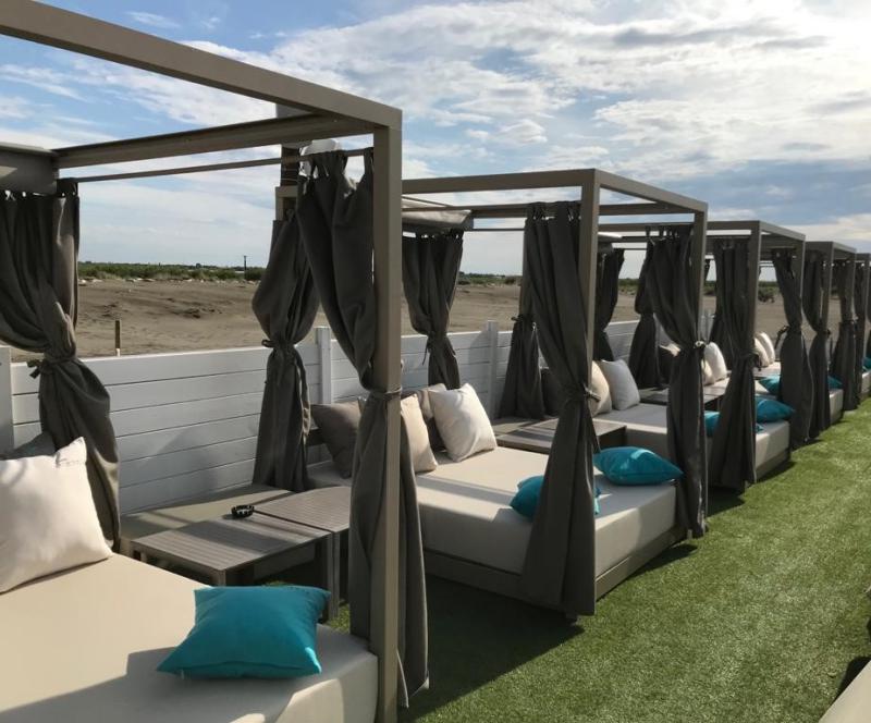 Lits baldaquins et mobilier outdoor haut de gamme - Agencement plage de luxe - Mousses Etoiles fabricant français